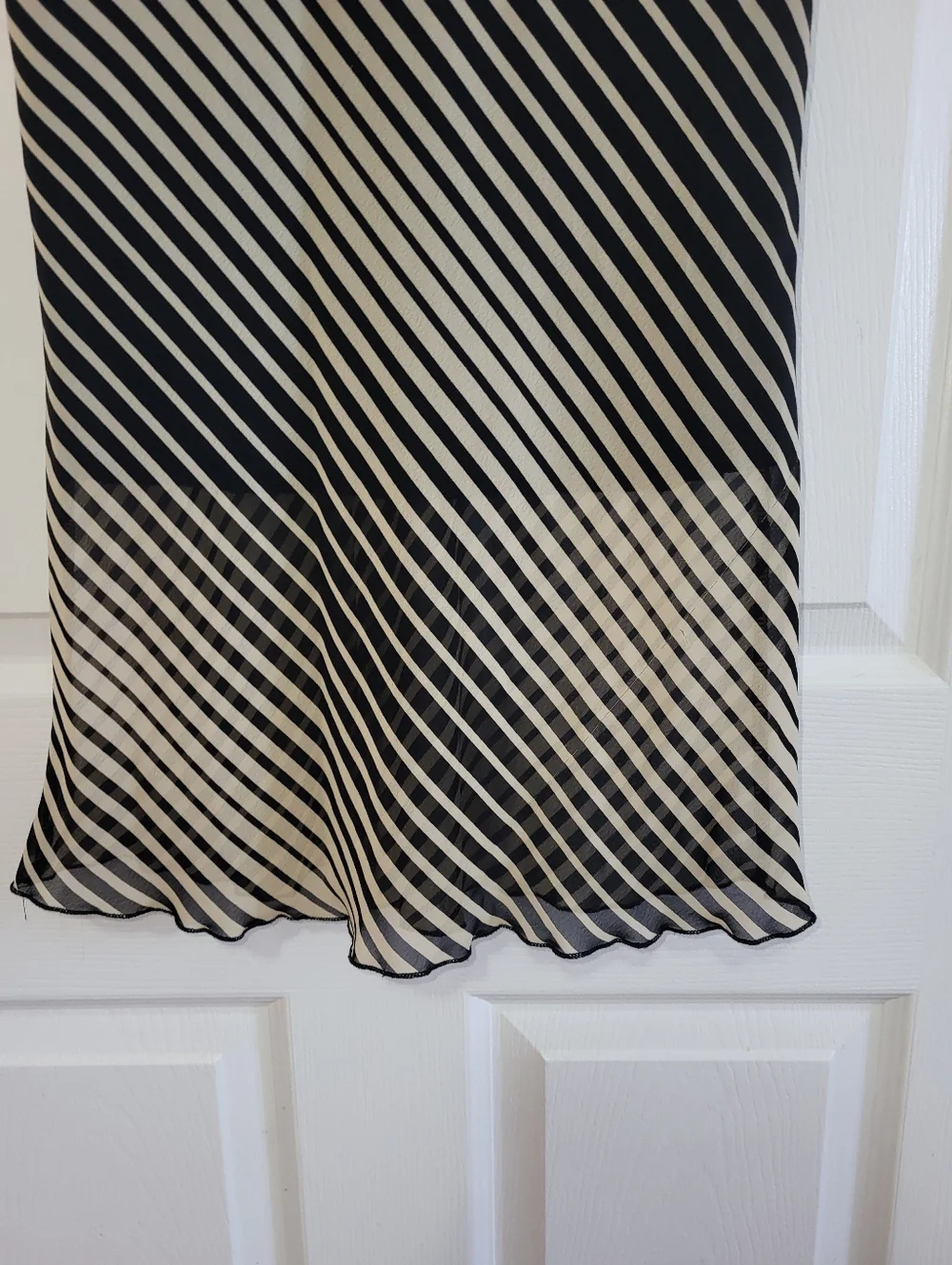 (M)🌺Vtg Classy Black/Beige Lined Diagonal Striped Fluted Midi Skirt W 13×L27" - Picture 4 of 5